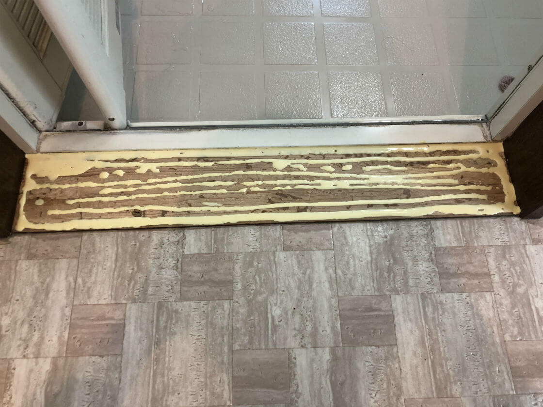 浴室ドア床板 腐食の修繕作業 木目シートを使えば簡単キレイ